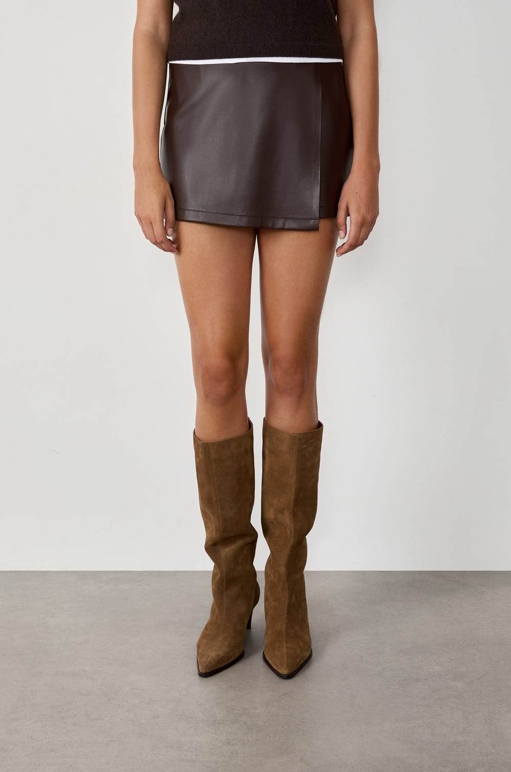 Jupe short courte en simili cuir;${refinementColor}