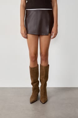 Jupe short courte en simili cuir;${refinementColor}