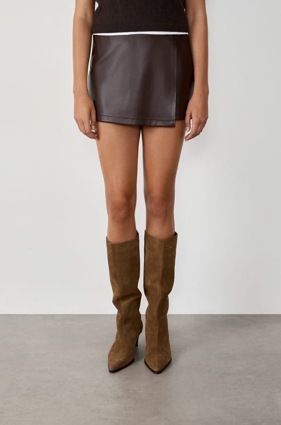 Jupe short courte en simili cuir;${refinementColor}