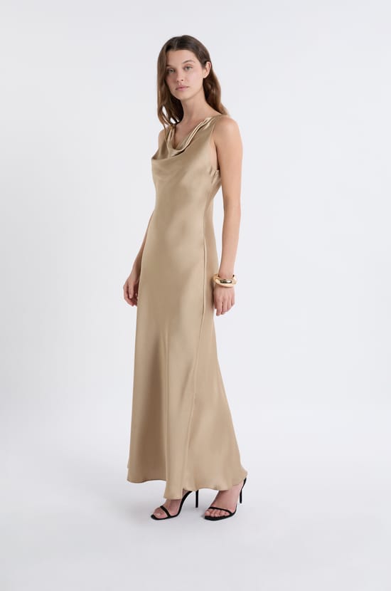 Robe longue satinée;${refinementColor}