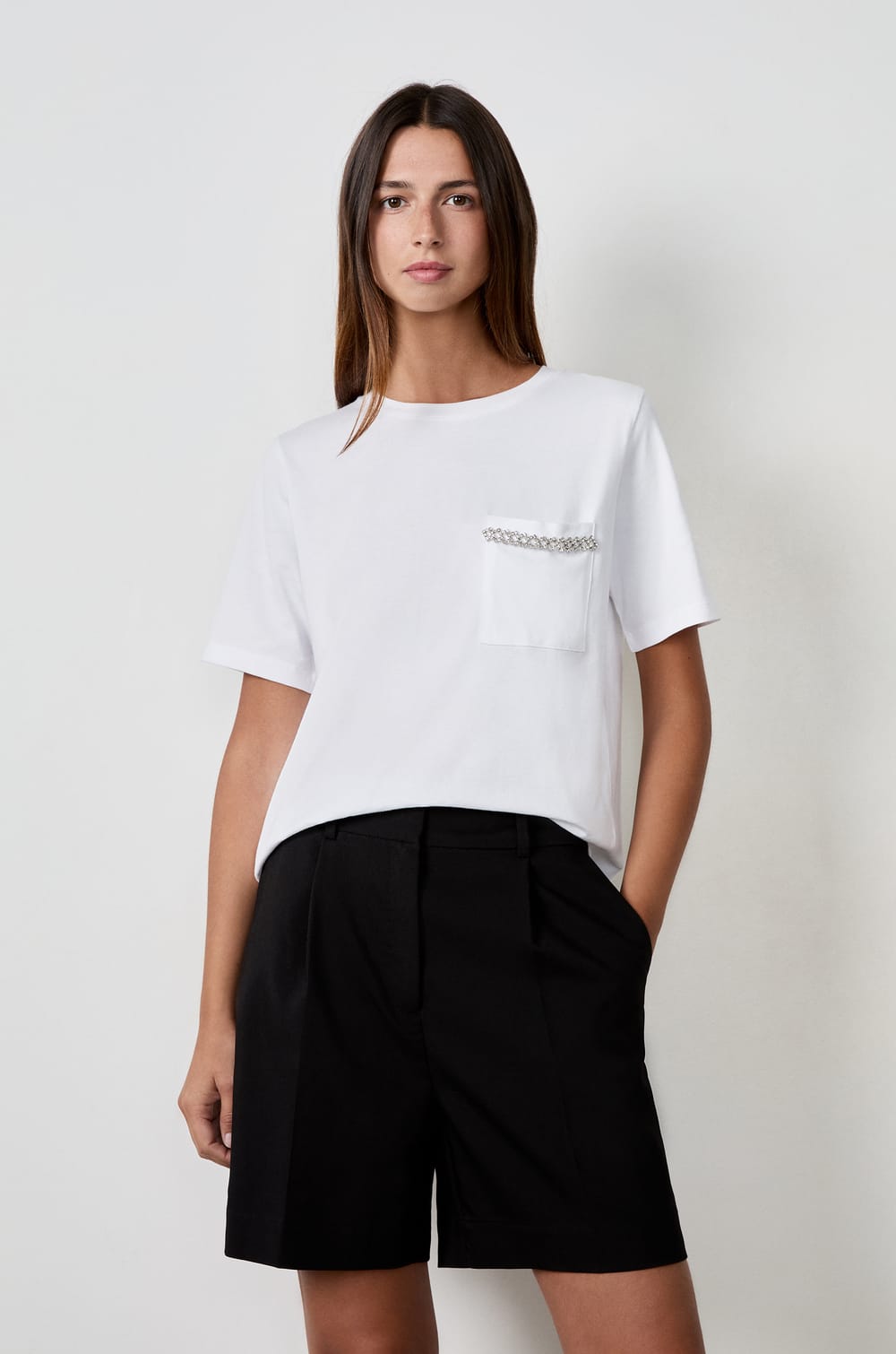 Playera con bolsillo delantero;${refinementColor}