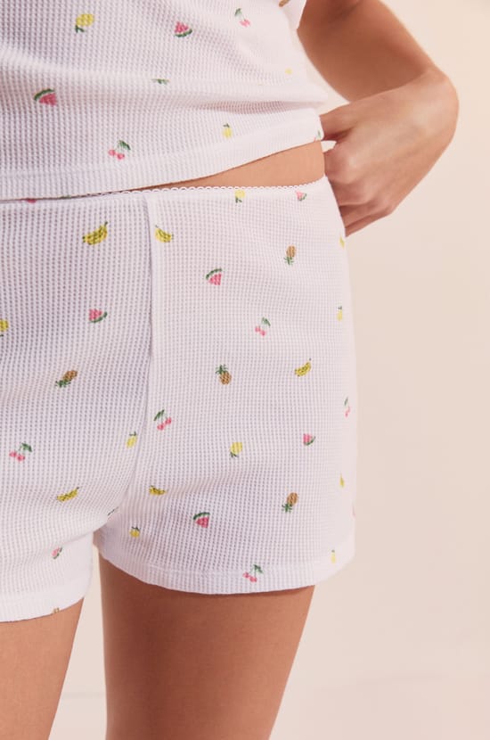 Pantal&oacute;n corto gofrado estampado con motivos de frutas;${refinementColor}