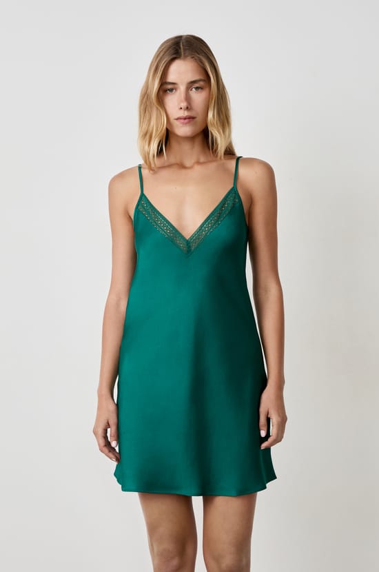 Kurzes Satin-N&eacute;glig&eacute;;${refinementColor}