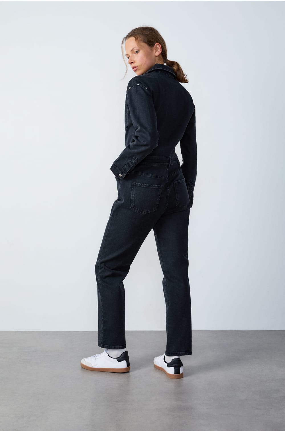 Combinaison en jean effet clouté;${refinementColor}