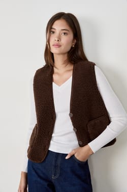 Sleeveless faux fur jacket;${refinementColor}
