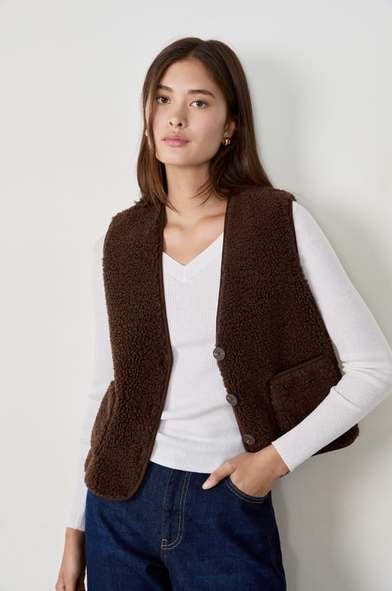 Sleeveless faux fur jacket;${refinementColor}