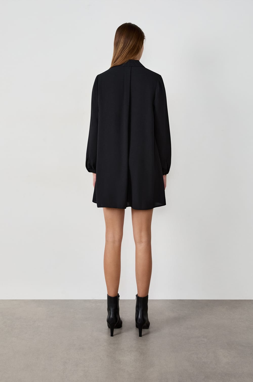 Short Flowing Dress;${refinementColor}
