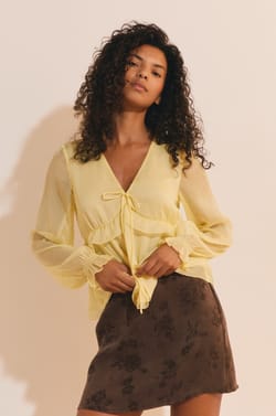 Blouse &agrave; volants avec manches transparentes;${refinementColor}