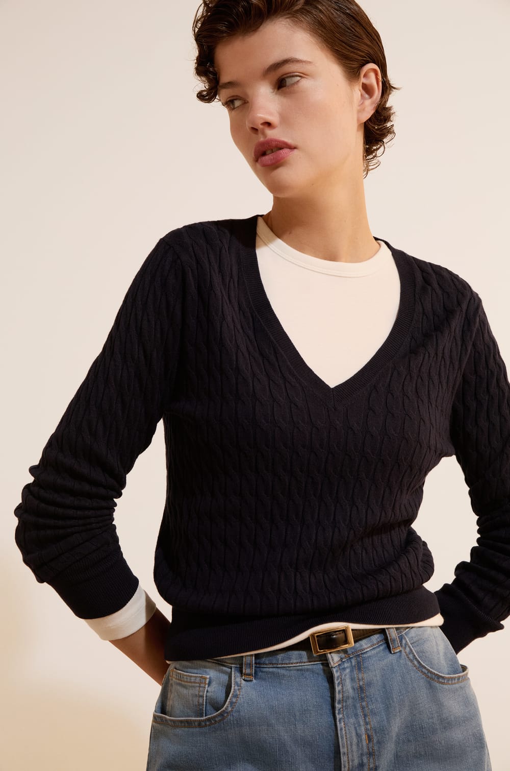 Pull col V en maille fine ;${refinementColor}