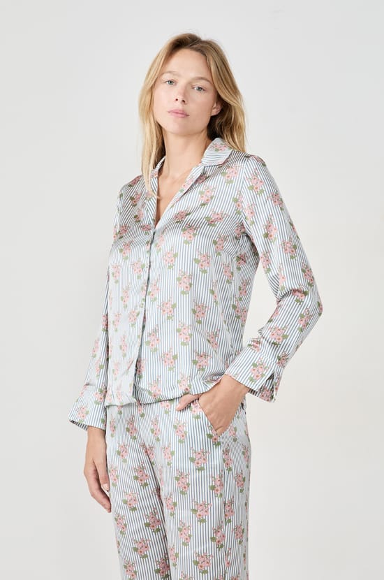 Chemise de pyjama satinée à motifs fleurs;${refinementColor}