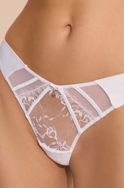 String en dentelle et satin;${refinementColor}