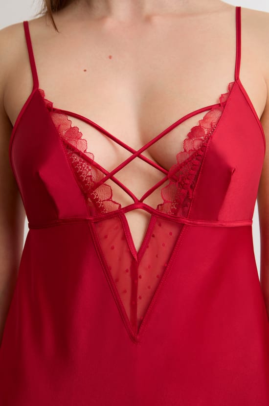 Nuisette en satin avec d&eacute;tails lac&eacute;s et dentelle;${refinementColor}