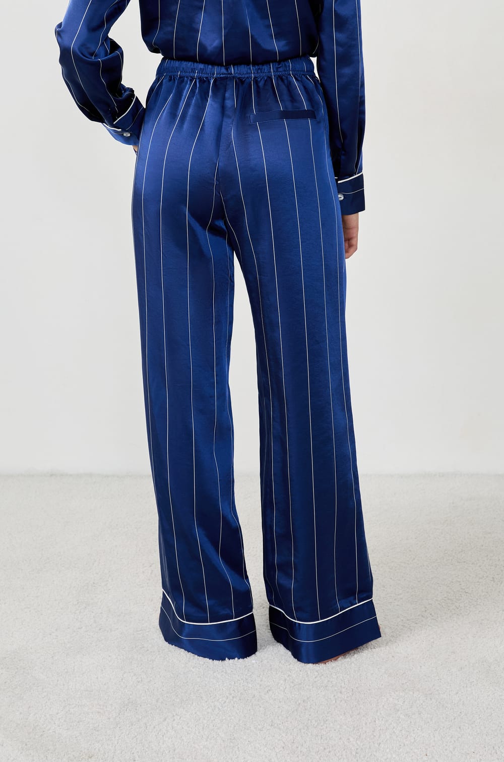Pantalon de pyjama en satin à rayures;${refinementColor}