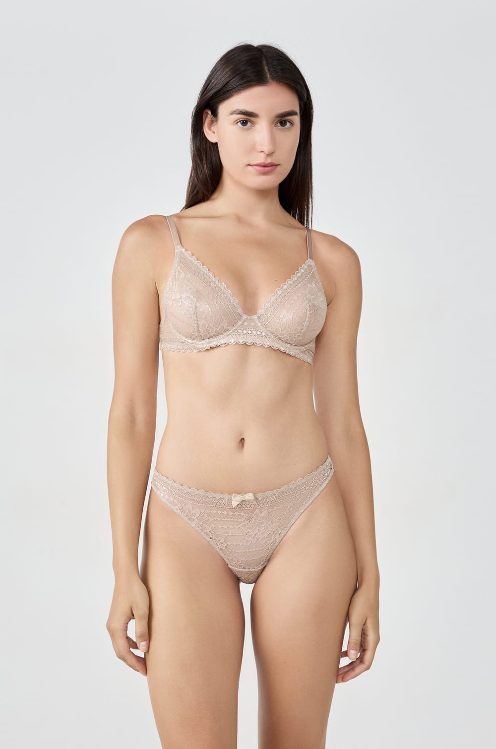 Tanga en dentelle;${refinementColor}