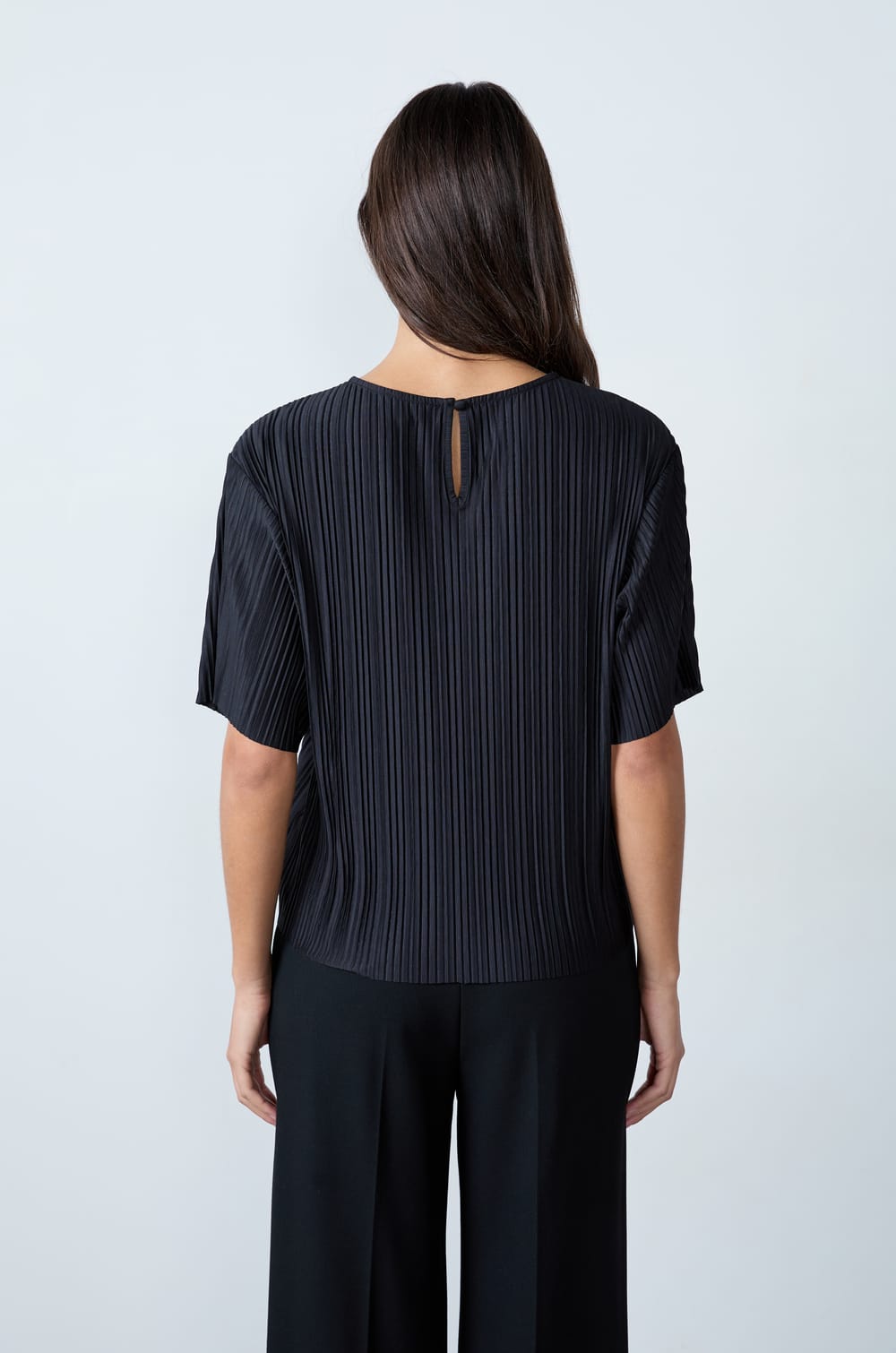 Short-sleeved pleated top;${refinementColor}