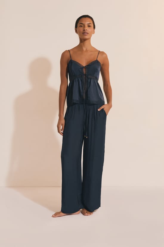 Top de pyjama satin&eacute; &agrave; n&oelig;uds;${refinementColor}