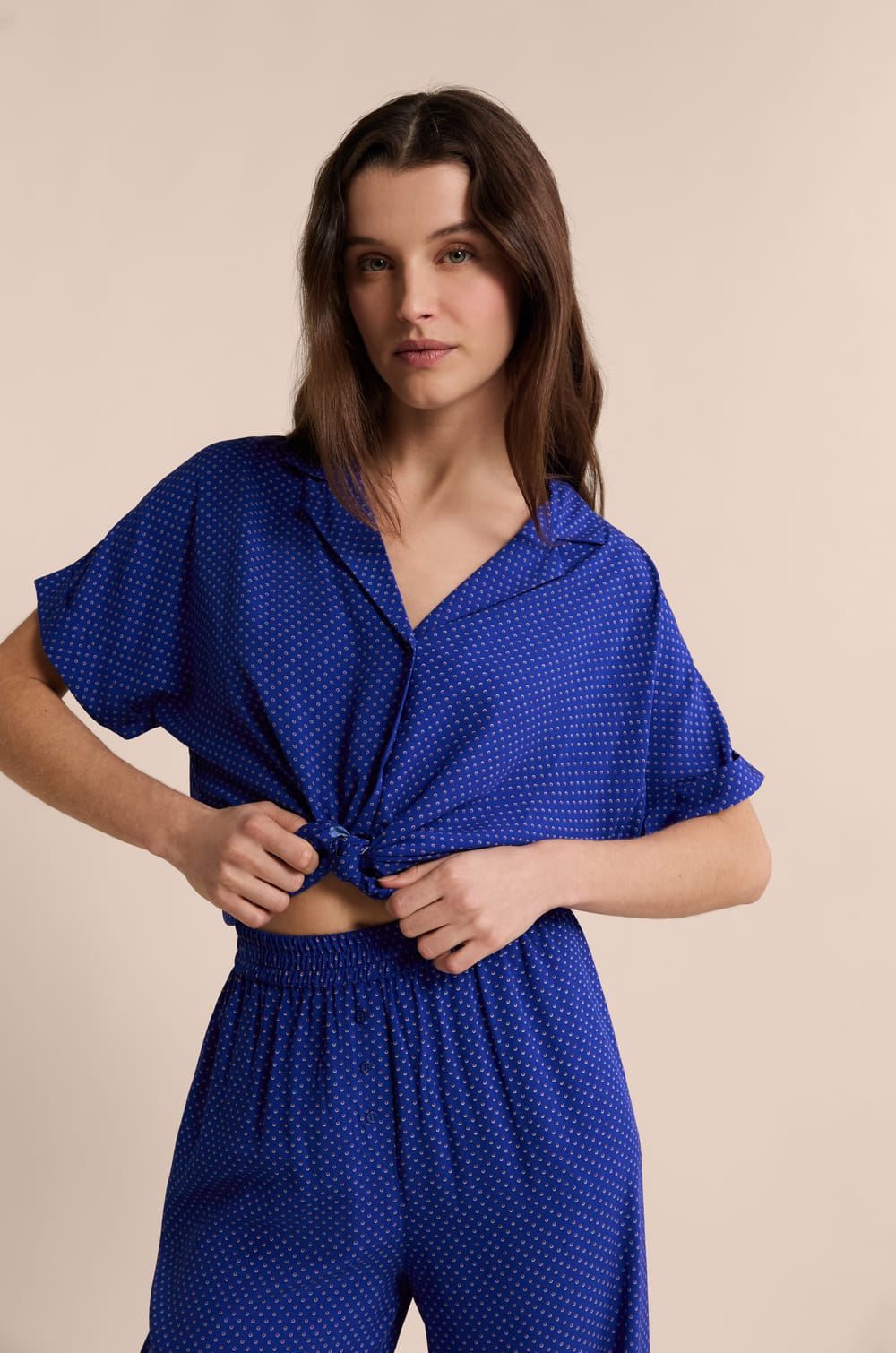 Koszula piżamowa z kr&oacute;tkimi rękawami w groszki;${refinementColor}