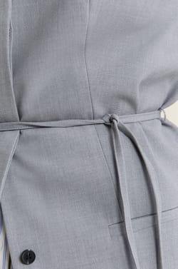 Veste sans manches &agrave; nouer;${refinementColor}