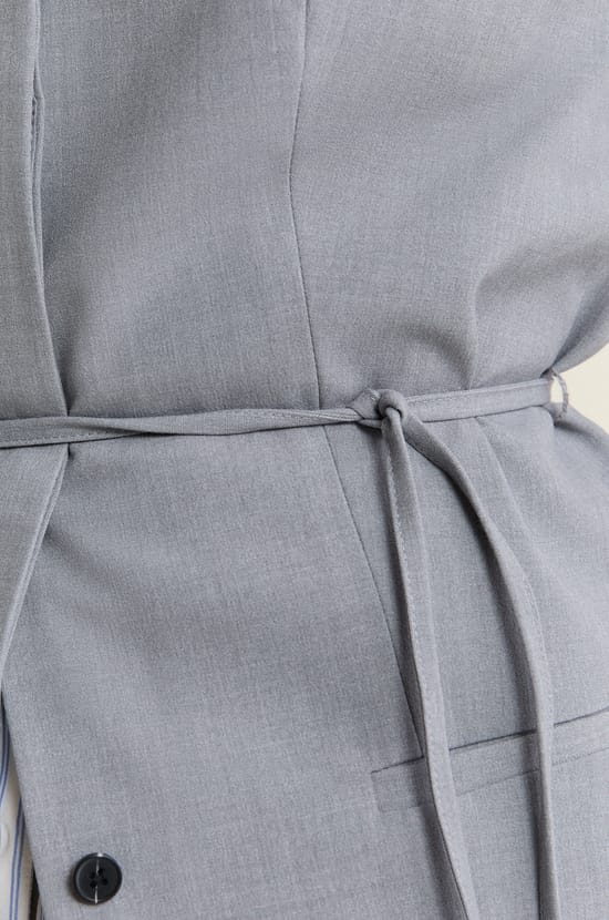 Chaleco con cintur&oacute;n lateral de lazo ;${refinementColor}