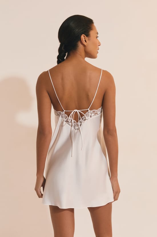 Nuisette de pyjama satin&eacute;e avec d&eacute;tail en dentelle;${refinementColor}