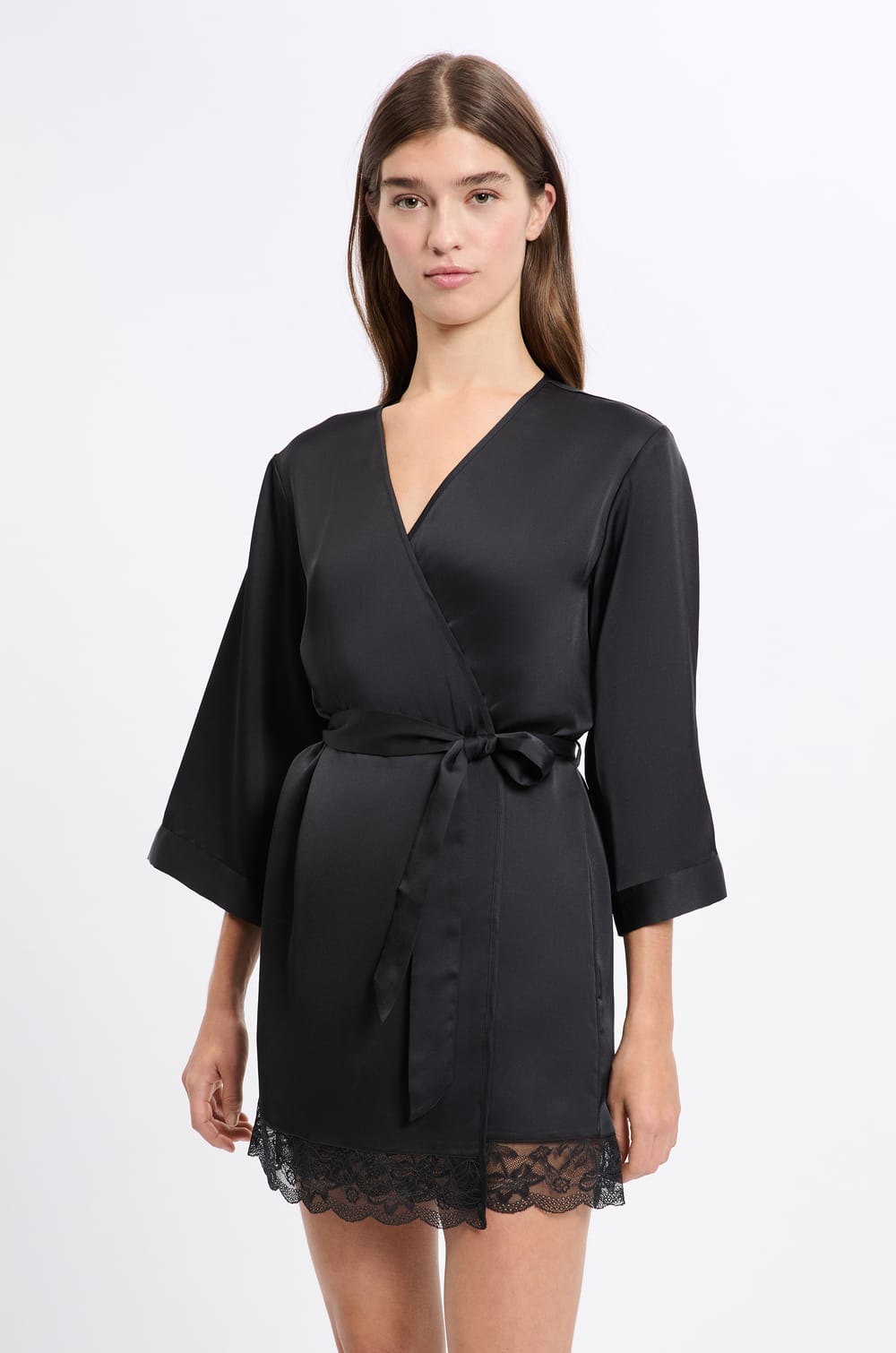 Déshabillé satiné détails dentelle;${refinementColor}