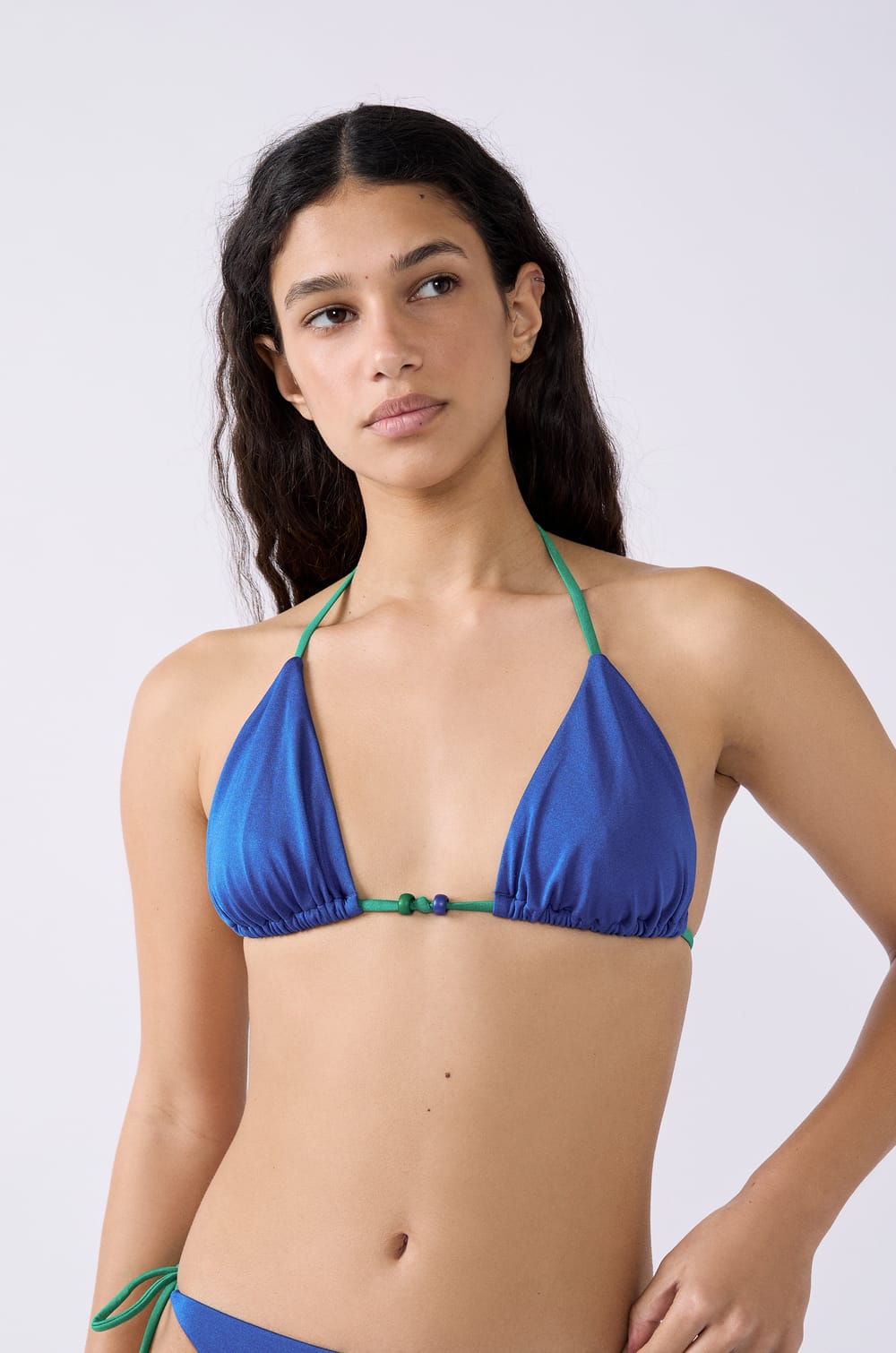 Triangel-Bikini-Top mit Perlendetails;${refinementColor}