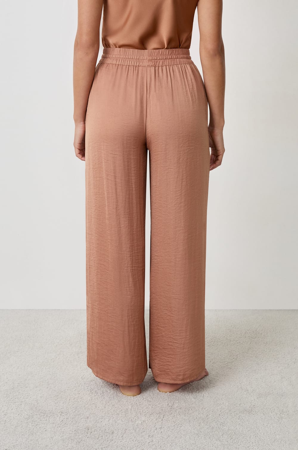 Pantalon satiné coupe large;${refinementColor}