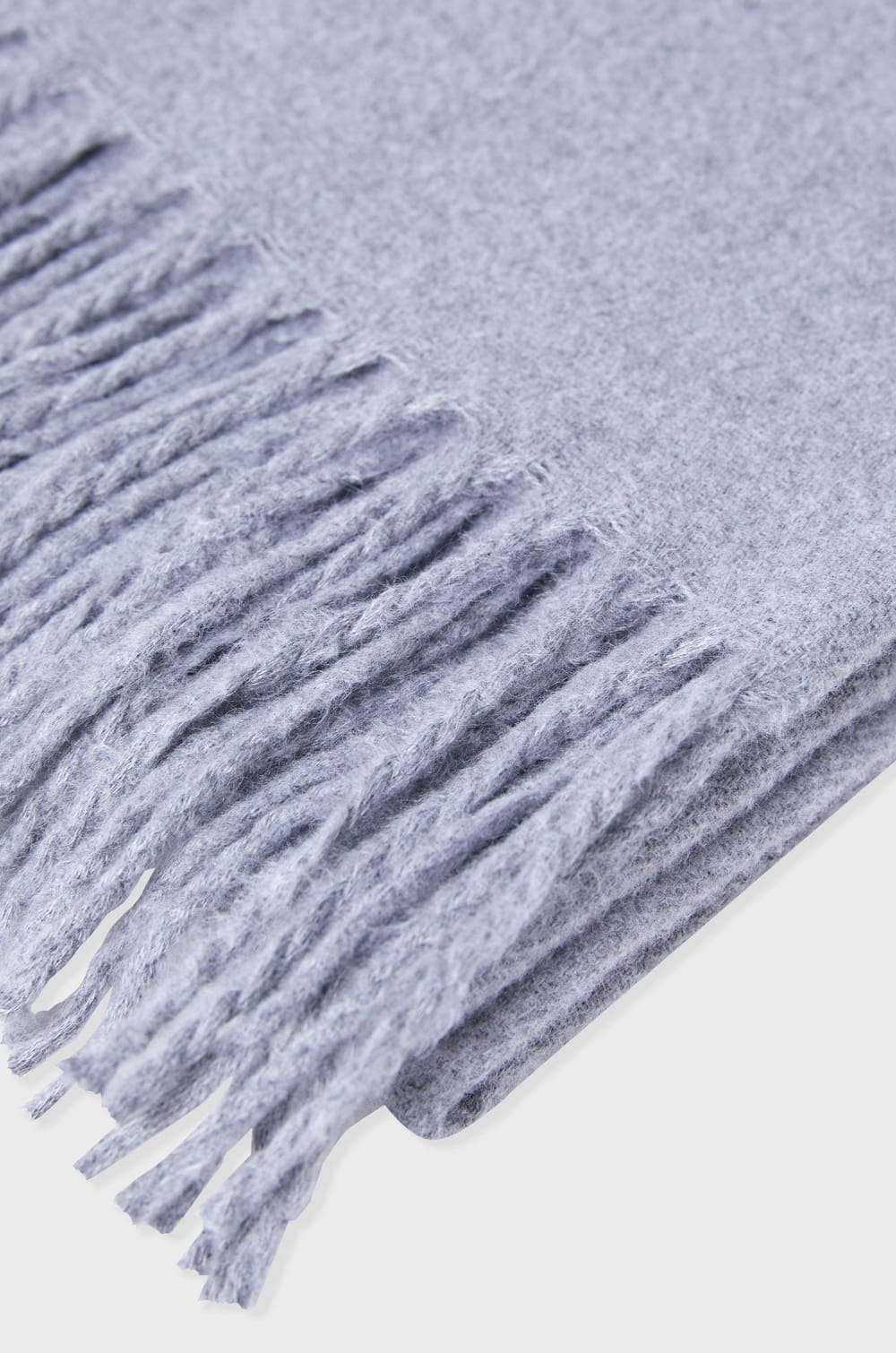 Scarf with fringes;${refinementColor}