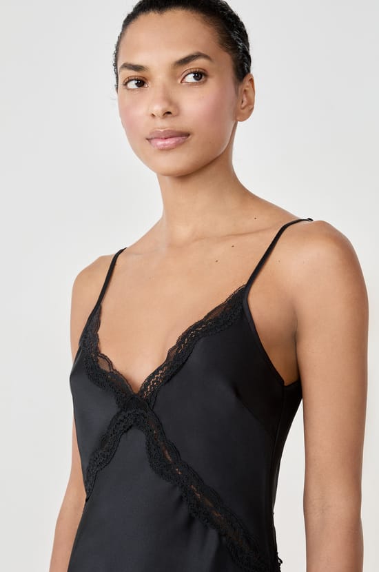 Nuisette longue satin&eacute;e d&eacute;tails dentelle;${refinementColor}