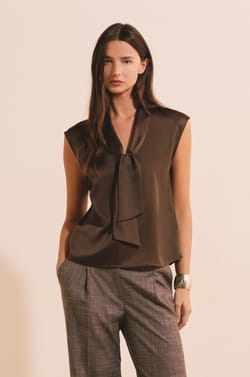 Top satin&eacute; &agrave; col montant;${refinementColor}