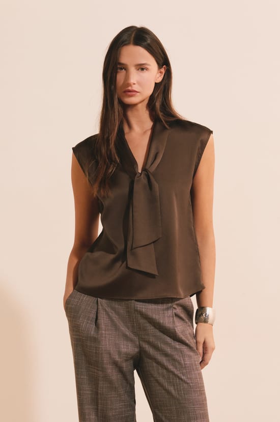 Top satin&eacute; &agrave; col montant;${refinementColor}