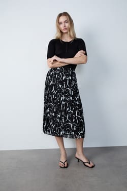Long pleated patterned skirt;${refinementColor}