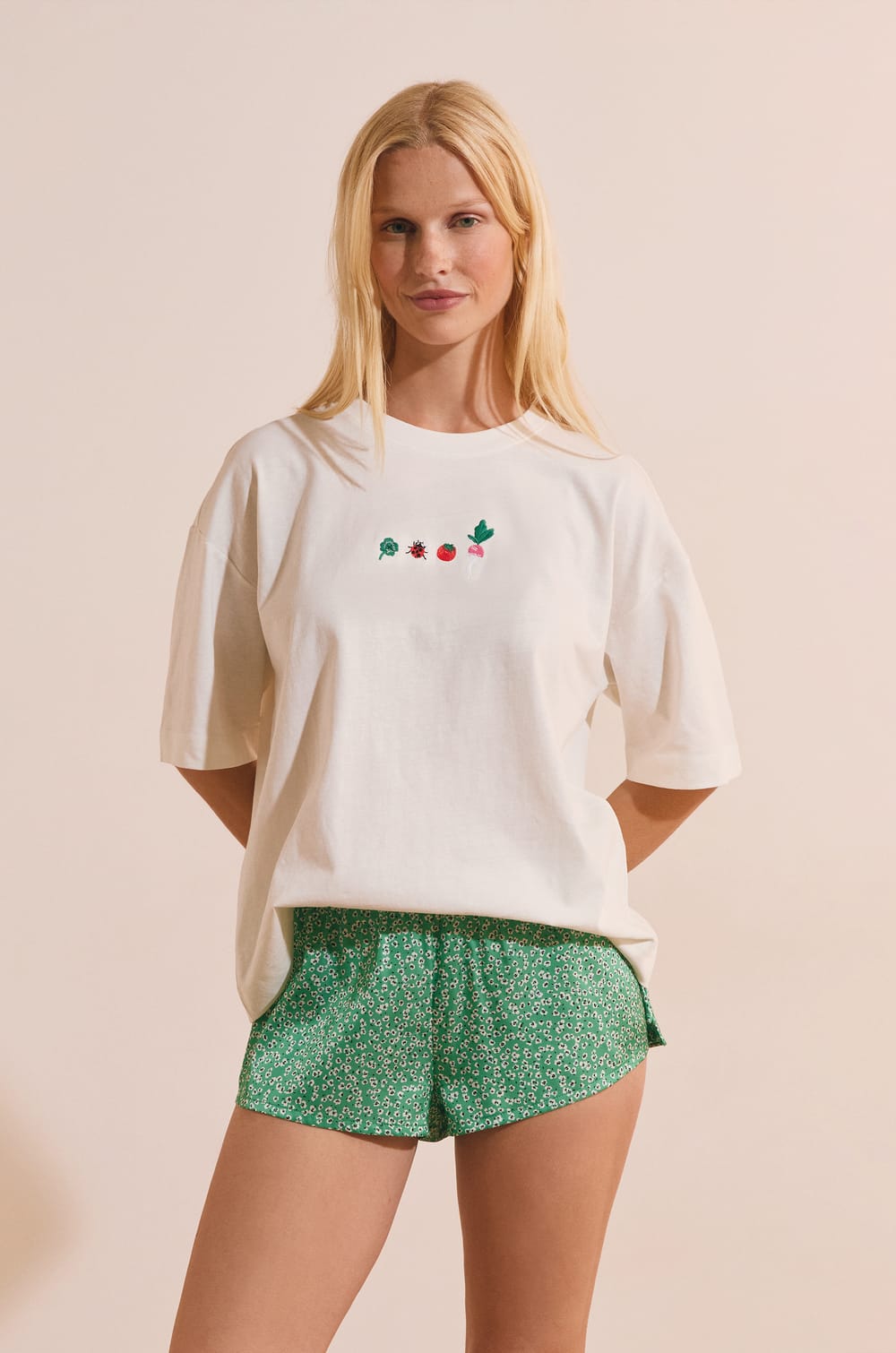 Short de pyjama satin&eacute; &agrave; motifs;${refinementColor}