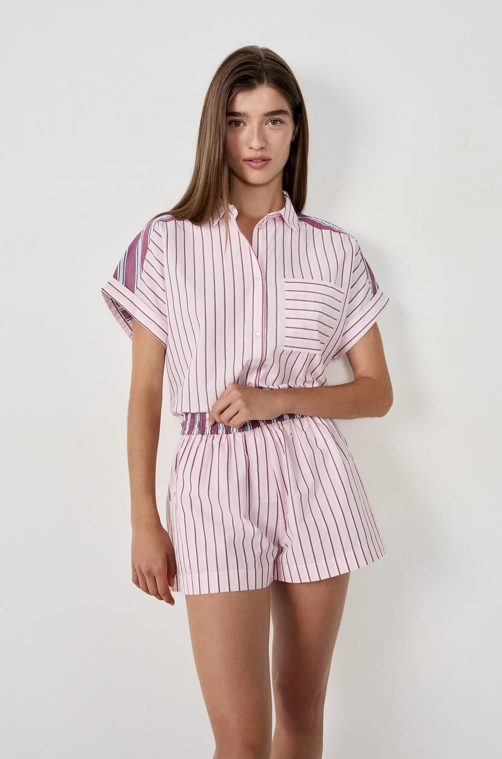 Pantal&oacute;n cortos de pijama a rayas;${refinementColor}