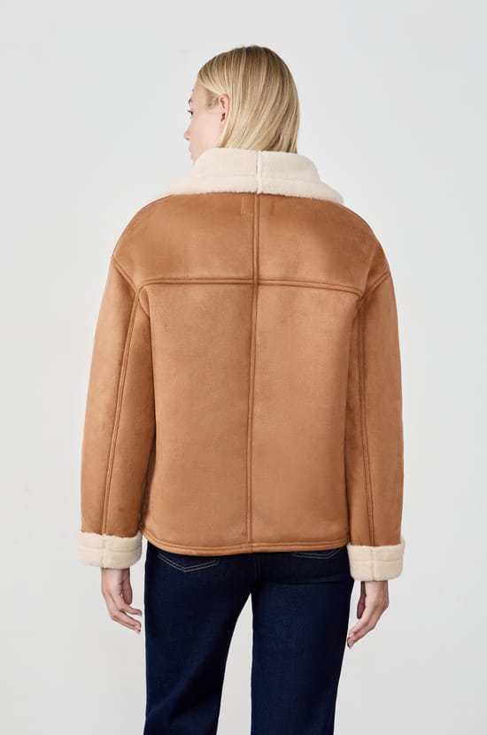 Manteau court en fausse fourrure;${refinementColor}