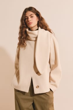 Manteau court avec &eacute;charpe int&eacute;gr&eacute;e et laine;${refinementColor}