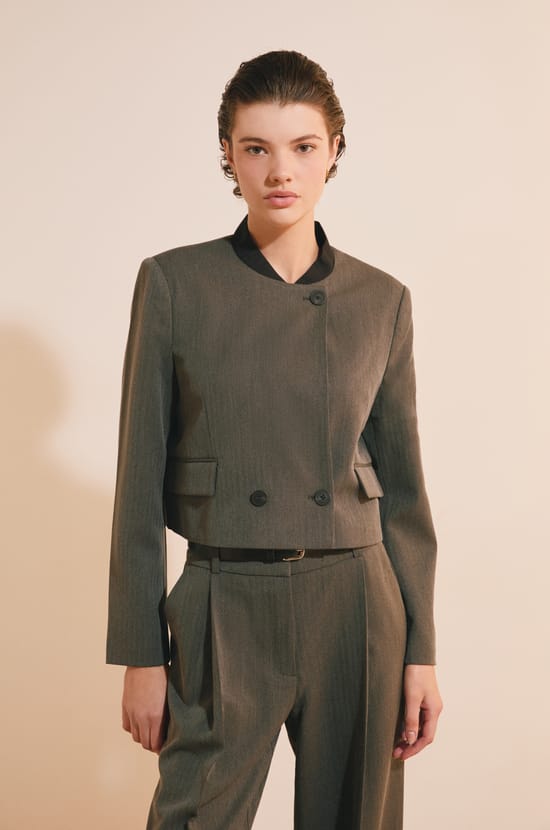 Veste courte avec d&eacute;tails boutons;${refinementColor}