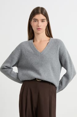 Pull manches longues col V;${refinementColor}