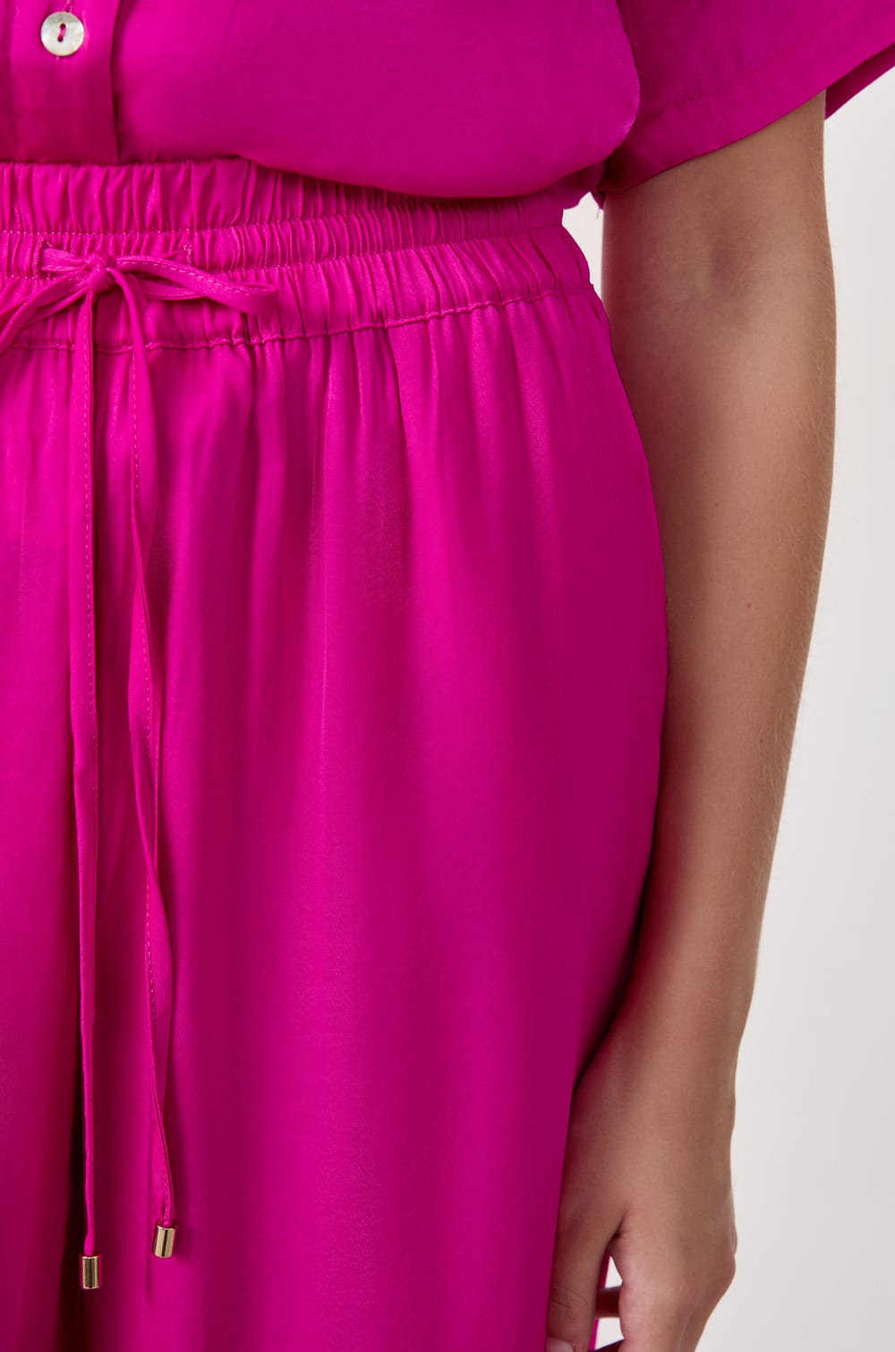 Pantalon satin&eacute; coupe large;${refinementColor}