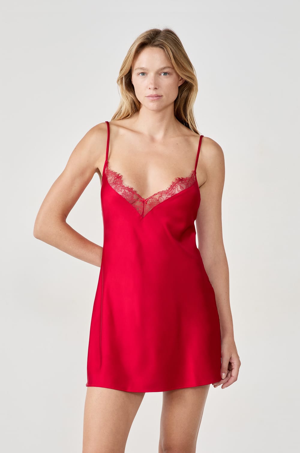 Nuisette satinée avec détails dentelle;${refinementColor}