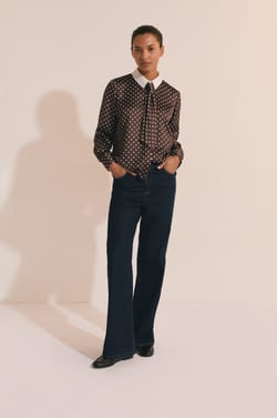 Chemise satin&eacute;e &agrave; pois avec cravate;${refinementColor}