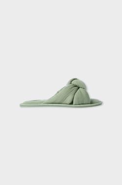 Flip-Flop Slippers;${refinementColor}
