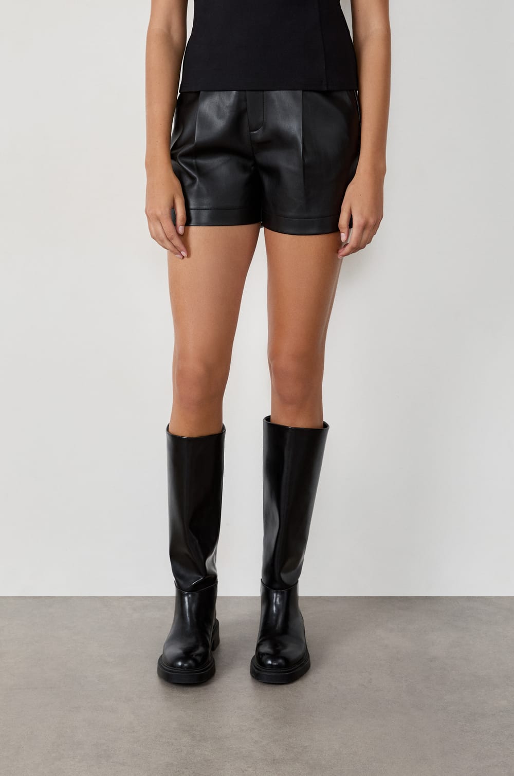 Short court en simili cuir;${refinementColor}