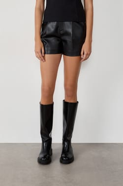 Short court en simili cuir;${refinementColor}