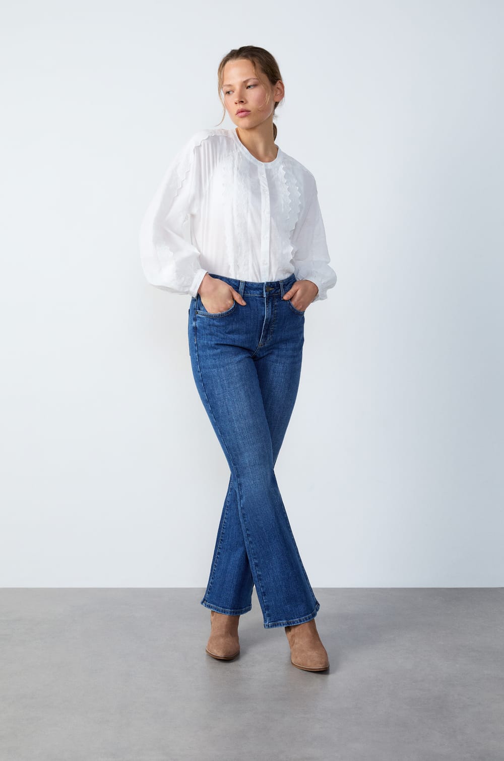 Flared Jeans;${refinementColor}