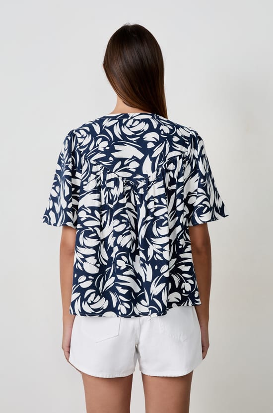 Short-sleeved patterned blouse;${refinementColor}
