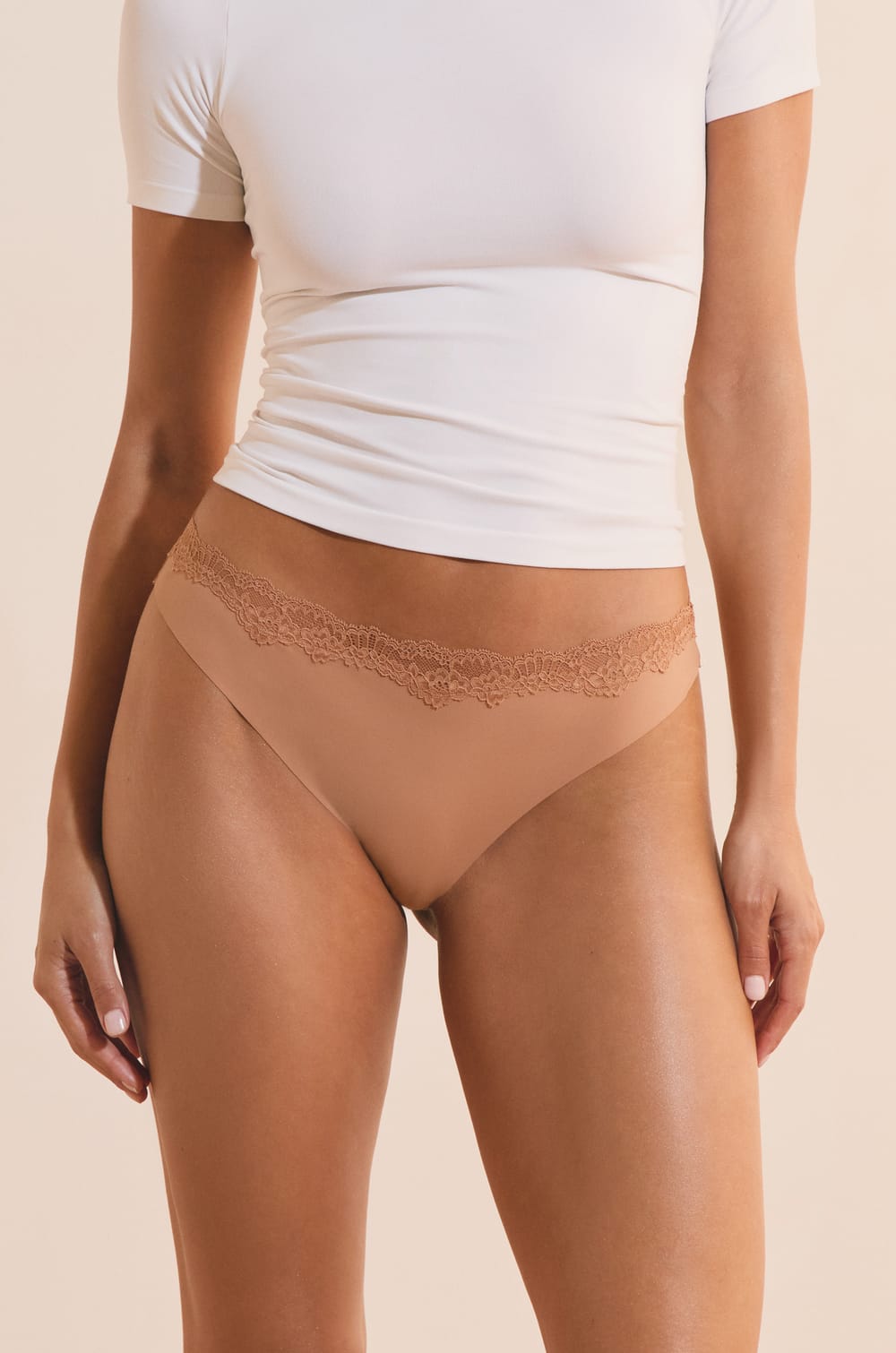 Tanga de microfibra con detalles de encaje;${refinementColor}