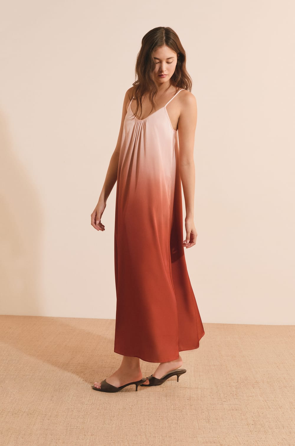 Robe midi fluide satin&eacute;e;${refinementColor}