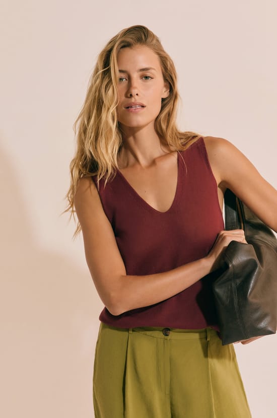 T-shirt sans manches col V;${refinementColor}