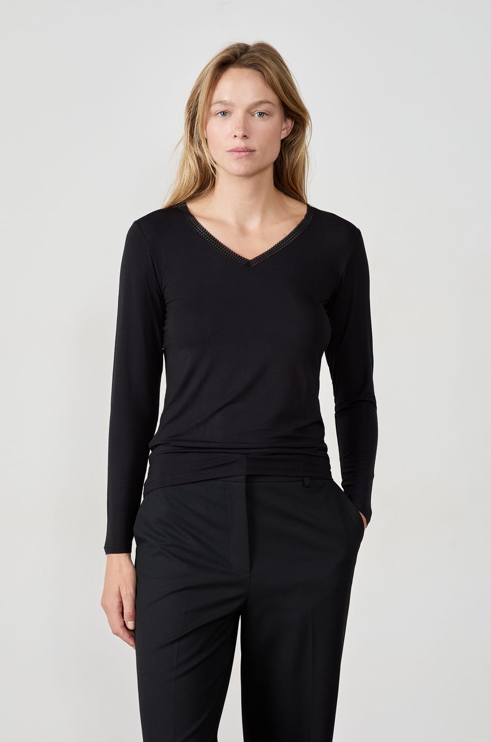 T-shirt manches longues col V en maille thermique ;${refinementColor}